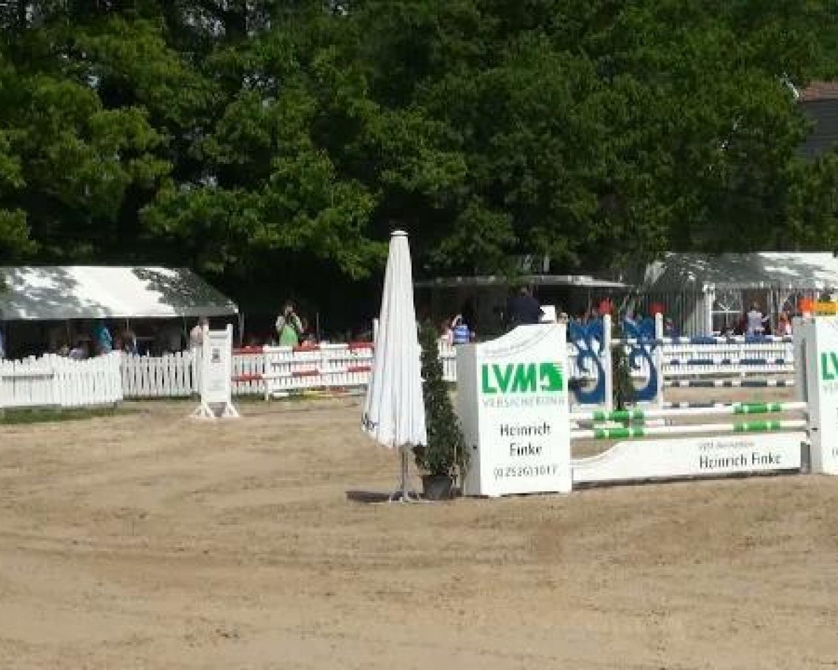 Skokan Radcliff 2 (Hannoverský, 2001, od Regazzoni) - Münster-Angelmodde Dressur und Springturnier 2012 20.05.2012
04 Stilspringwettbewerb Kl. E  JUN/JR
